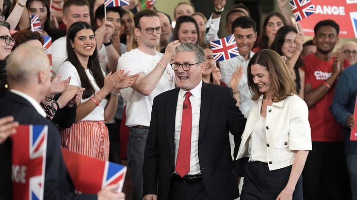 Der Vorsitzende der Labour-Partei, Keir Starmer, und seine Frau Victoria bei einer Wahlparty für die Parlamentswahlen 2024 in der Tate Modern in London