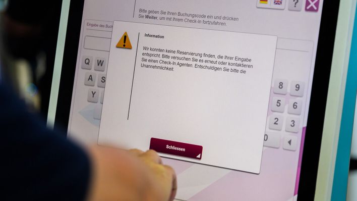 Weltweite IT-Ausfälle: Ein Fluggast bedient vergeblich am Hauptstadtflughafen BER einen Selbst-Checkin-Terminal © Christoph Soeder/dpa