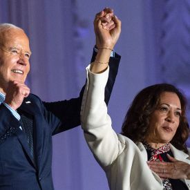 US-Präsident Joe Biden hebt die Hand von US-Vizepräsidentin Kamala Harris © Evan Vucci/AP/dpa