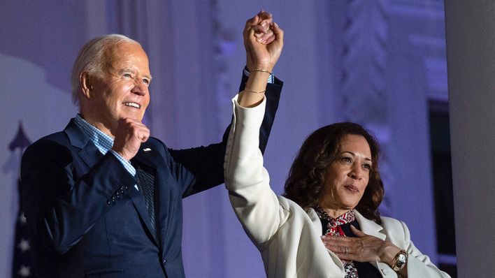 US-Präsident Joe Biden hebt die Hand von US-Vizepräsidentin Kamala Harris © Evan Vucci/AP/dpa