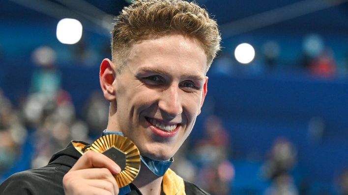 Schwimmer Lukas Märtens aus Deutschland jubelt mit seiner Goldmedaille © Sven Hoppe/dpa