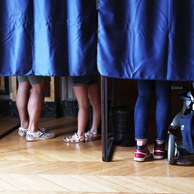 Menschen wählen am Sonntag in einem Wahllokal in Clichy-La-Garenne anlässlich der Stichwahl des neuen französischen Parlaments.