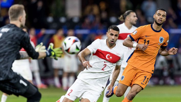 Der türkische Nationaltorwart Mert Günok beobachtet den Ball, gefolgt von den Spielern Yasin Özcan und Cody Gakpo (NED).