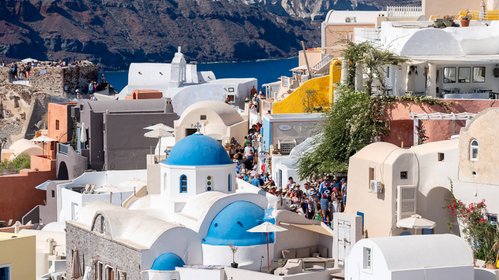 Santorini: Touristen in den Straßen des Dorfes Oia © IMAGO / Bihlmayerfotografie