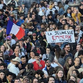 "Die Jugend scheißt auf die Faschos" heißt es auf einem Transparent am Abend in Paris, wo Menschen den Wahlausgang für das linksgrüne Bündnis NFP nach der zweiten Runde der Parlamentswahlen feiern.