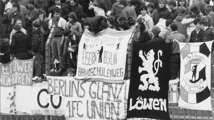 Transparente von verschiedenen Fanclubs des 1. FC Union Berlin beim Auswärtsspiel der Unioner bei Energie Cottbus 1987. Volkspolizei und Stasi wissen durch ihre Beobachtung, dass einige dieser Fanclubs intensive Beziehungen zu West-Berliner Fanclubs von Hertha BSC pflegen © Zentrum deutsche Sportgeschichte