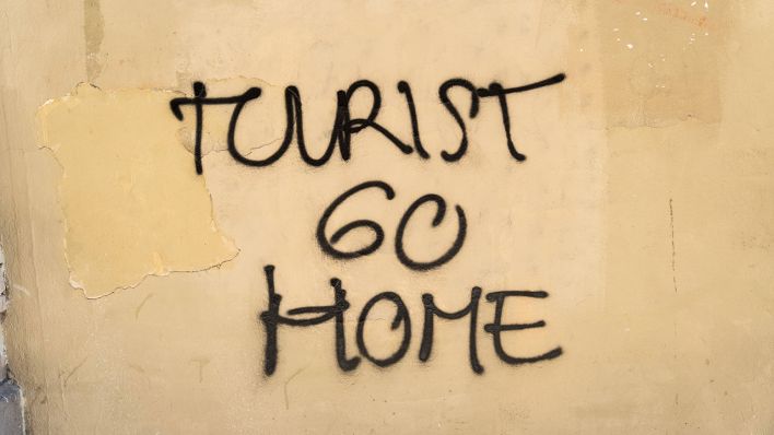 Slogan "Tourists Go Home" auf einer Wand in Barcelona, Spanien © IMAGO / Robert Poorten