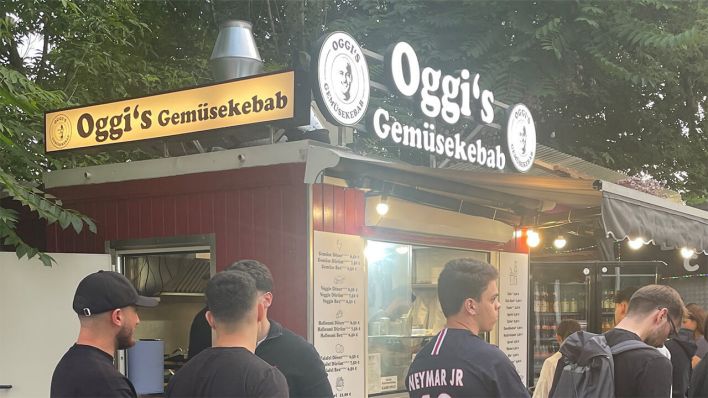 Lange Schlange vor Oggi's Gemüsekebab am Berliner Hauptbahnhof © Johannes Paetzold