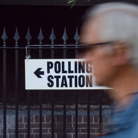 UK vor der Wahl: Ein Schild mit der Aufschrift "Wahllokal" hängt in London an einem Zaun © IMAGO / ZUMA Press Wire