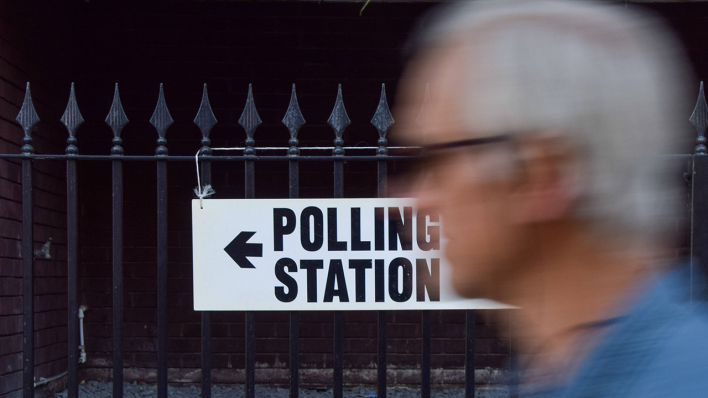 UK vor der Wahl: Ein Schild mit der Aufschrift "Wahllokal" hängt in London an einem Zaun © IMAGO / ZUMA Press Wire