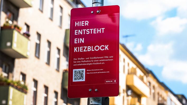 Hinweis für einen neuen Kiezblock in Berlin: Poller sorgen für Verkehrsberuhigung © IMAGO/Jürgen Ritter