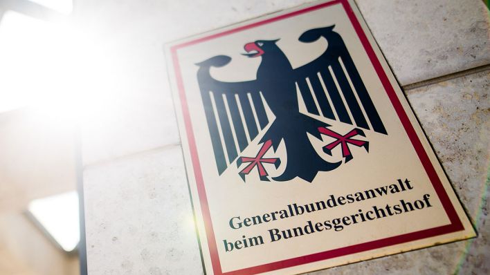 "Generalbundesanwalt beim Bundesgerichtshof" steht auf einem Schild am Eingang zum Gebäude der Bundesanwaltschaft © dpa/Christoph Schmidt