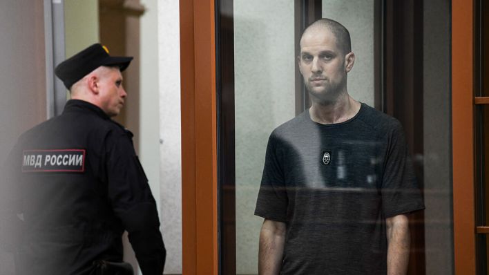 Der Wall Street Journal-Reporter Evan Gershkovich hört sich sein Urteil in einem Glaskäfig des Gerichtssaals im Justizpalast in Jekaterinburg an (Bild vom 19.07.2024) © Dmitri Lovetsky/AP/dpa