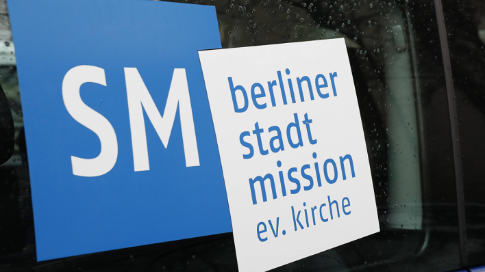 "Berliner Stadtmission" steht auf dem Bus des Vereins © IMAGO / Metodi Popow