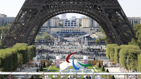 Paris: Das Paralympics-Logo vor dem Eiffelturm © IMAGO / Kyodo News