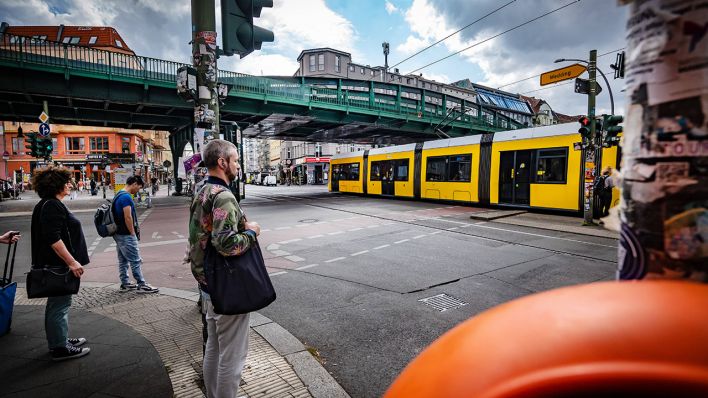 Straßenszene an der Kreuzung Schönhauser Allee/Danziger Straße (Symbolbild) © imago images/Jürgen Ritter