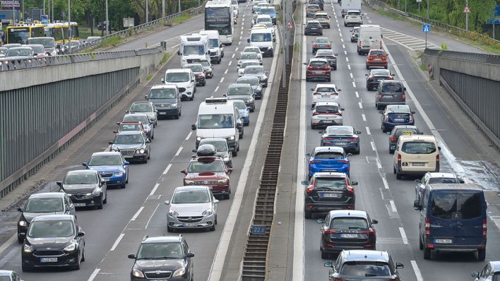 Zähfliessender Verkehr auf der Atadtautobahn A 111 © imago images/Schöning