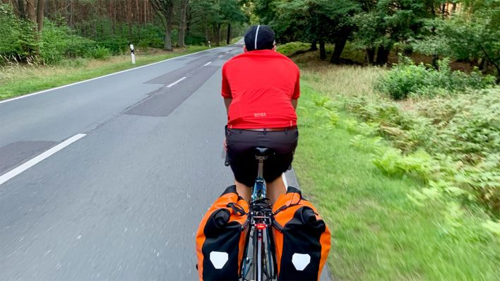 Ein Fahrradfahrer unterwegs auf einer Bike-Packing-Tour © radioeins/Chris Melzer