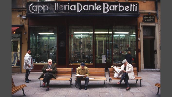 "Zeitungsleser:innen" - Bologna (Italien), 1990er-Jahre © Eddy Posthuma de Boer