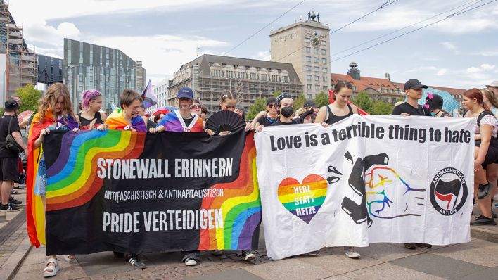 Teilnehmende beim Christopher Street Day in Leipzig © imago images/EHL Media