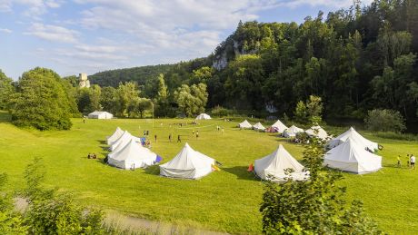 Mehrere Zelte stehen auf einer Wiese © imago images/Arnulf Hettrich