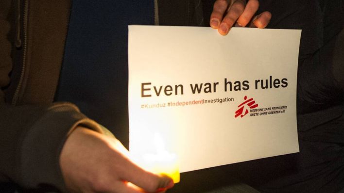 Schild mit der Aufschrift "Even war has rules" © IMAGO / Markus Heine