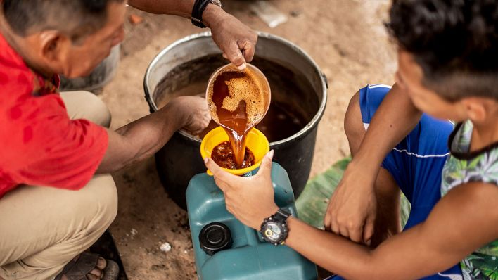 Ein Schamane (r) gibt einen Sud aus "Ayahuasca" in einen Becher © dpa/Ana Karina Delgado