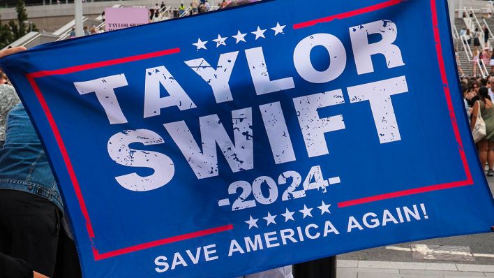 Ein Fan der US-amerikanischen Popsängerin, Taylor Swift, hält einen Banner mit der Aufschrift "Taylor Swift 2024 - Save America again" © imago images/i Images