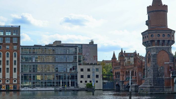 Watergate (Wasserseite mit großer Fensterfront und Terrasse) © IMAGO/POP-EYE