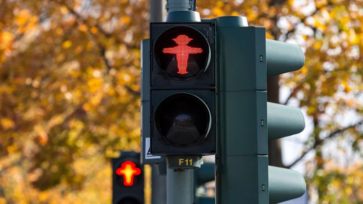 Rote Fußgängerampel in Berlin © imago images/STPP