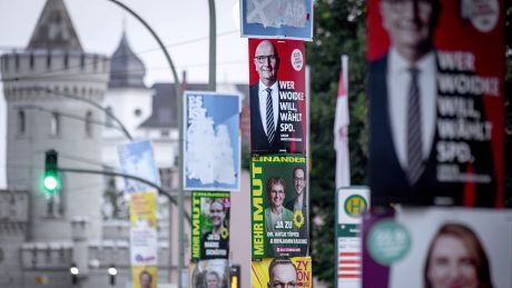 Wahlplakate für die Brandenburg-Wahl in Potsdam © IMAGO/Eberhard Thonfeld