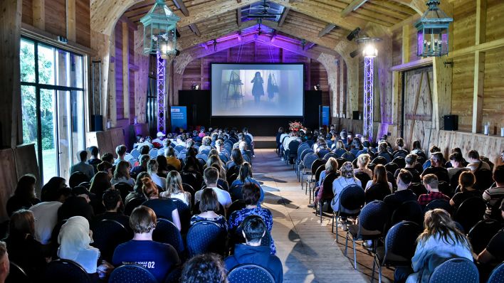 Vorführung auf dem Gut Eibenhof in Bad Saarow beim Festival "Film ohne Grenzen" 2022 © Boris Trenkel