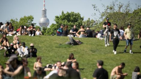 Menschen sitzen bei Sonnenschein im Görlitzer Park © picture alliance/dpa | Sebastian Gollnow