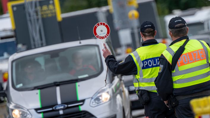 Polizisten kontrollieren an einem Grenzübergang © Peter Kneffel/dpa