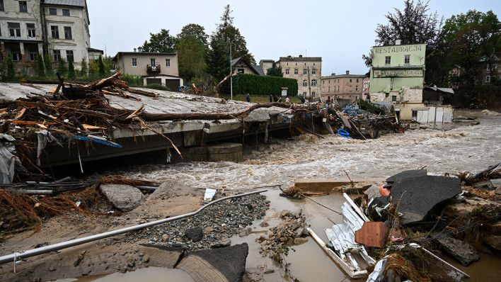 Unwetter mit schweren Regenfällen haben auch in dem Kurort Ladek-Zdroj (Bad Landeck) massive Zerstörungen angerichtet © Maciej Kulczynski/PAP/dpa