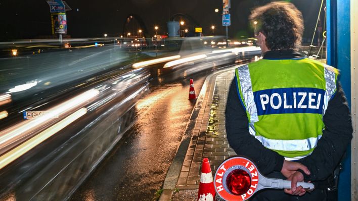 Ein Bundespolizist steht am deutsch-polnischen Grenzübergang Stadtbrücke in Frankfurt (Oder) und überwacht den Einreiseverkehr nach Deutschland © Patrick Pleul/dpa