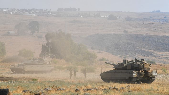 Ein israelischer Panzer bezieht nahe der Grenze zu Libanon Stellung © Gil Eliyahu/JINI/XinHua/dpa