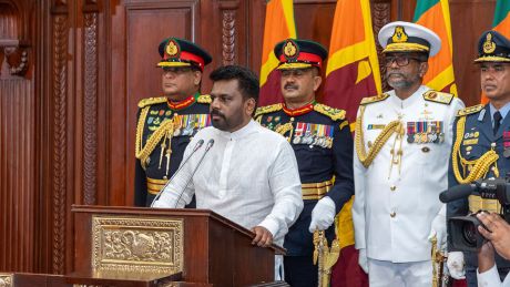 Kommandeure der Sicherheitskräfte stehen hinter dem neugewählten Präsidenten Sri Lankas, Anura Kumara Dissanayake © Uncredited/Sri Lankan President's Office/AP