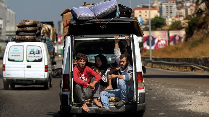 Tausende von Familien sind nach den zunehmenden israelischen Angriffen aus dem Südlibanon in die Hauptstadt Beirut und Libanonberg geflohen © Marwan Naamani/dpa