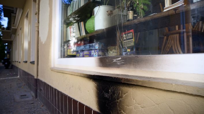 Eine beschädigte Scheibe und Spuren eines Feuers an der Begegnungsgaststätte Bajszel in der Emser Straße in Neukölln © Bernd von Jutrczenka/dpa