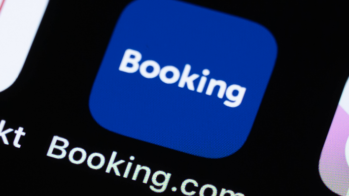 Das Logo der Booking.com-App auf einem Display © IMAGO/Silas Stein