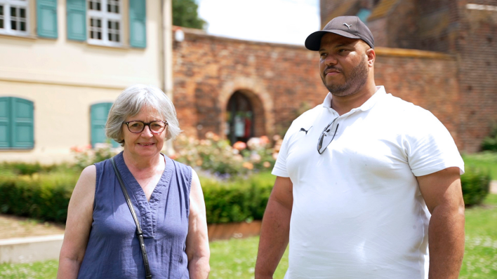 "Die Unermüdlichen - Im Einsatz für Vielfalt in Brandenburg" - Manuel und seine Mutter Gisela engagieren sich dafür, dass es in Wittstock keinen Platz für Menschenhass gibt. © rbb/Mirko Heise