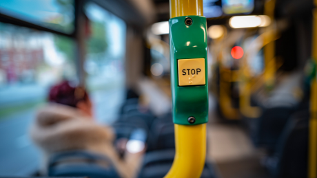 Stopknopf in einem Bus der BVG © IMAGO / Jürgen Ritter