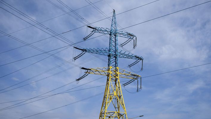 Strommast einer Hochspannungsleitung, lackiert in den Farben der Ukraine bei Kyjiw © IMAGO / photothek