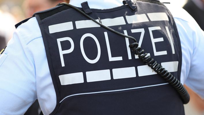 Schriftzug "Polizei" in Nahaufnahme (Symbolbild) © imago images/Maximilian Koch