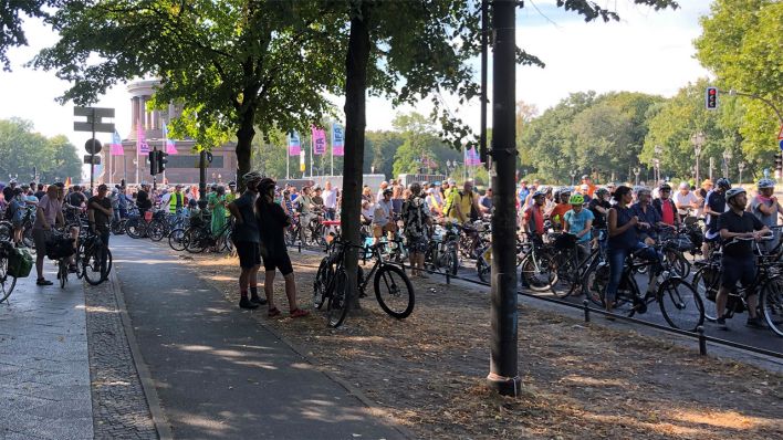 Fahrraddemo "Radwegestopp? Nicht mit uns!" am Großen Stern in Berlin-Tiergarten © radioeins/Henrik Barth