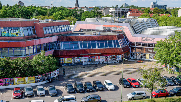 Das Sport- und Erholungszentrum SEZ in der Landsberger Allee © IMAGO/Funke Foto Services