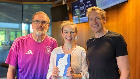 Tom Böttcher (li.) und Marco Seiffert zusammen mit Lea Streisand im Studio © radioeins/Chris Melzer