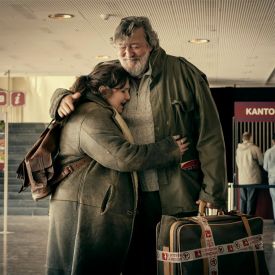 Stephen Fry und Lena Dunham in "Treasure - Familie ist ein fremdes Land" © Łukasz Bąk/Alamode Film