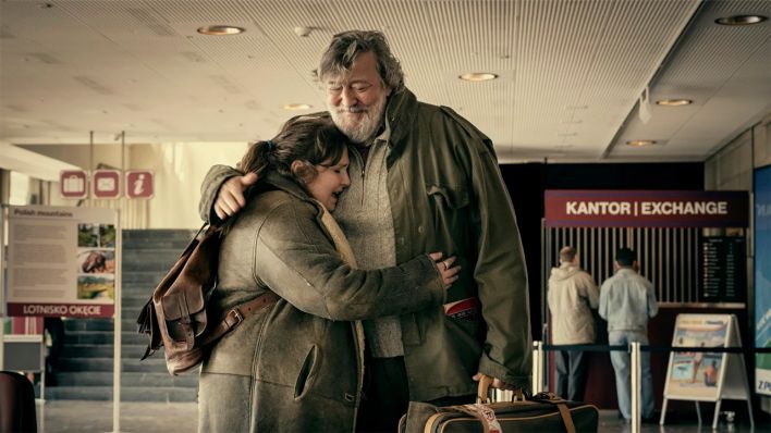 Stephen Fry und Lena Dunham in "Treasure - Familie ist ein fremdes Land" © Łukasz Bąk/Alamode Film